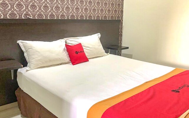 RedDoorz Syariah near Graha Pena