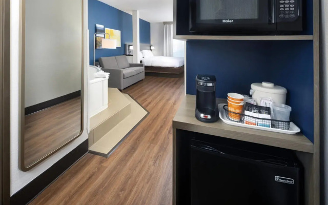 Comfort Suites Outlet Center