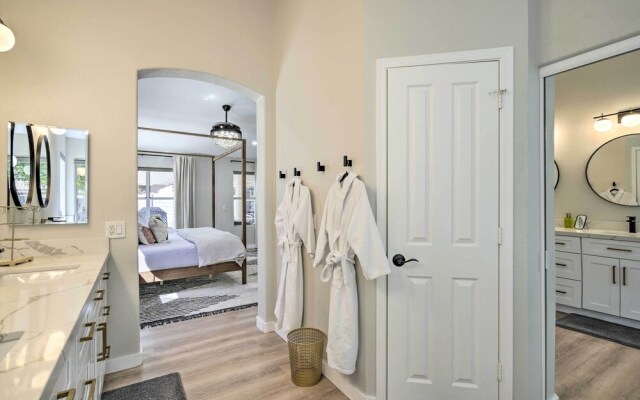 Phoenix Gem: Pool, Putting Green & Furnished Patio