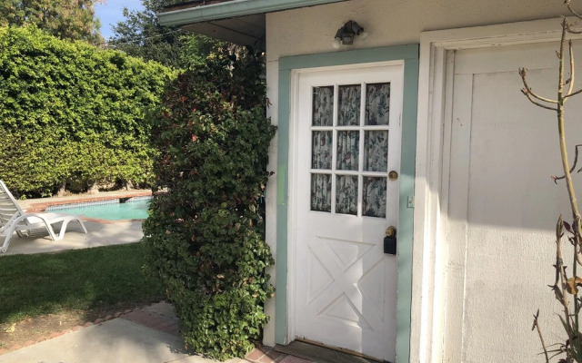 Lovely 1-Bedroom Home with Pool
