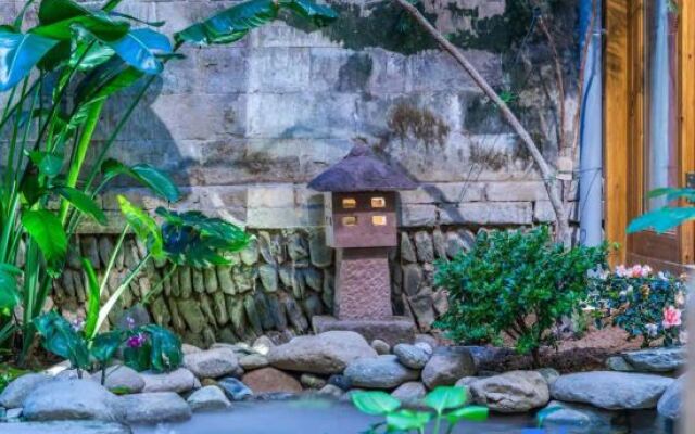 Hongcun Xiaozhongshan · Jingmu Homestay (Hongcun, Lucun Wood Carving Building Scenic Area Branch)