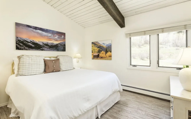 Snowmass 2BR Loft Retreat Deck, Fireplace & Views - 21E