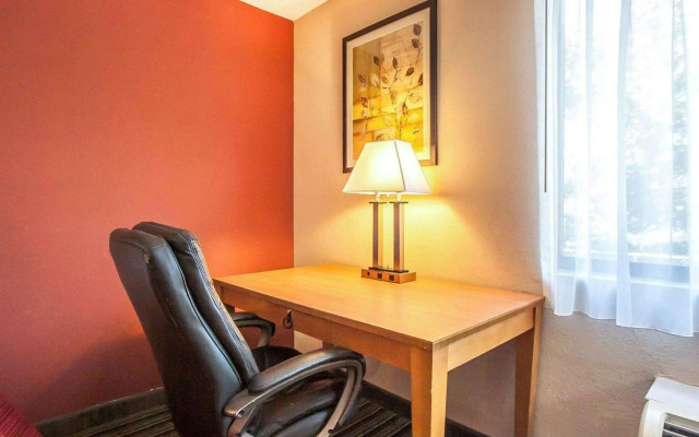 Econo Lodge Inn & Suites