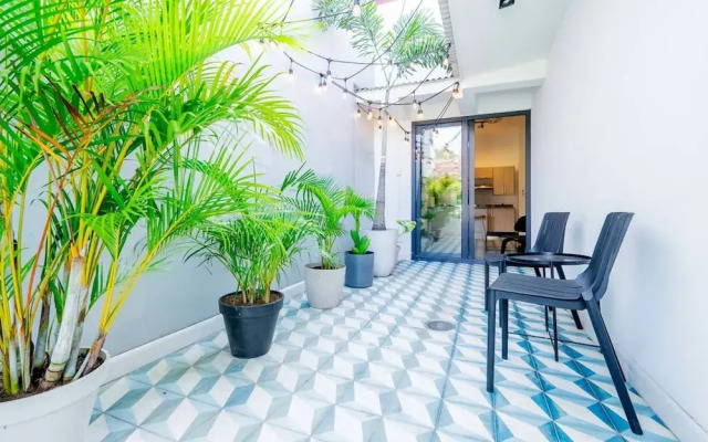 w Outstanding 1BR in Santa Ana