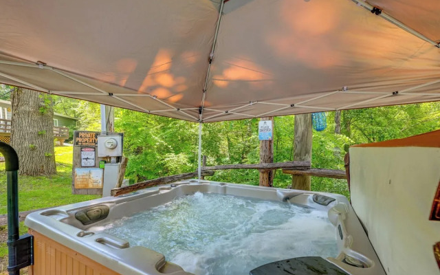 Whittier Vacation Rental Cabin in Tranquil Setting