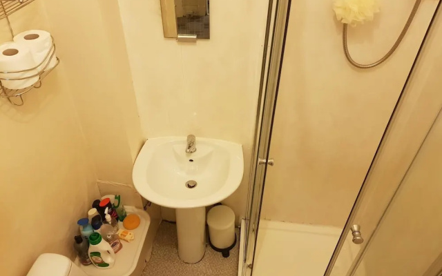 2 Bed Flat - Sleeps 4 - Parking - Wifi