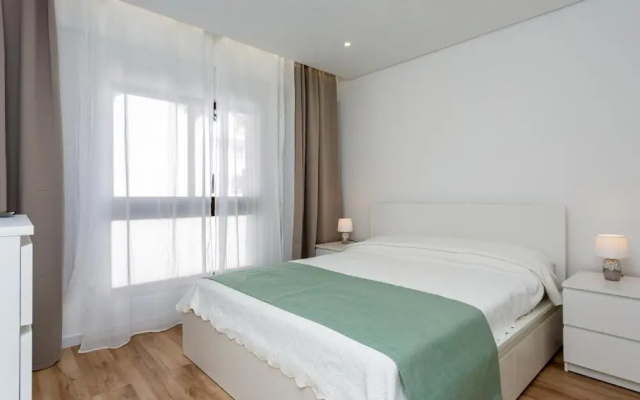Bright & Charming 1BDR Apartment W/ Pool by LovelyStay