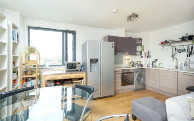 Modern 4 Bedroom Canal-side North London Flat