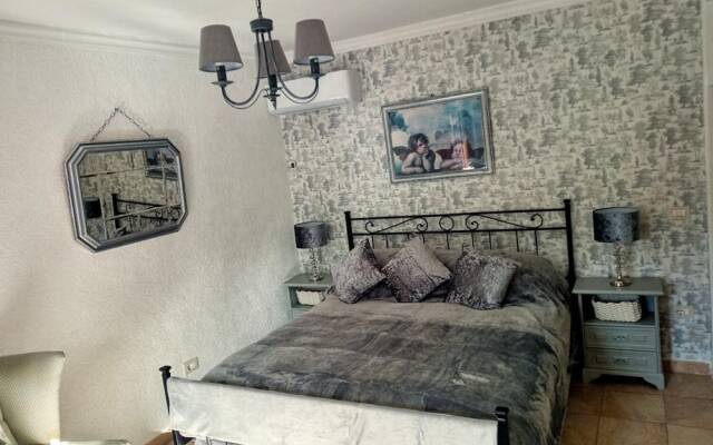 Stunning 3-bed House in Gallinaro, Aircon and Pool