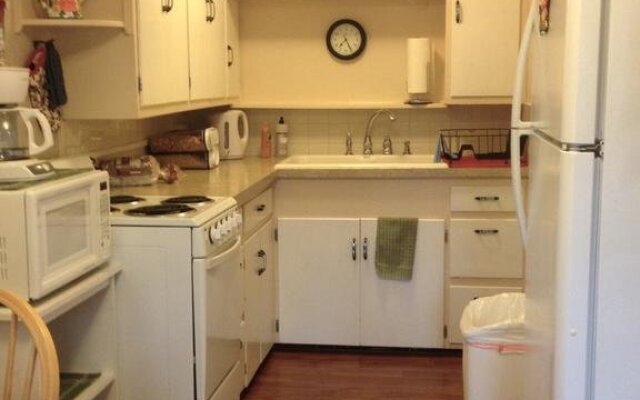 Downtown Log Cabin Hideaway Bed & Breakfast Inn Fairbanks | B&Bs