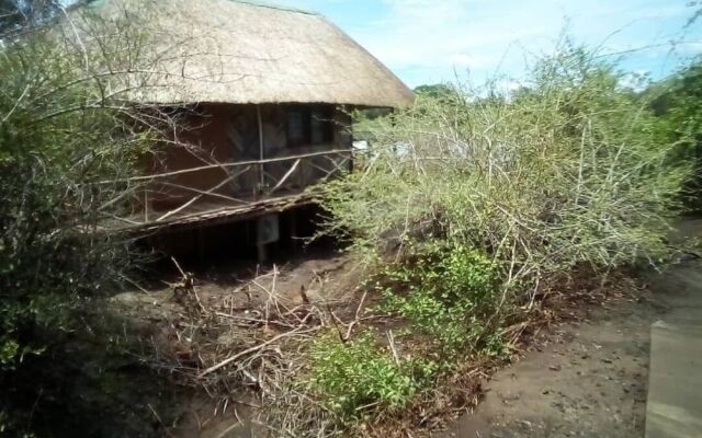 Mophy  Budget  Safari  Lagoon  Camp