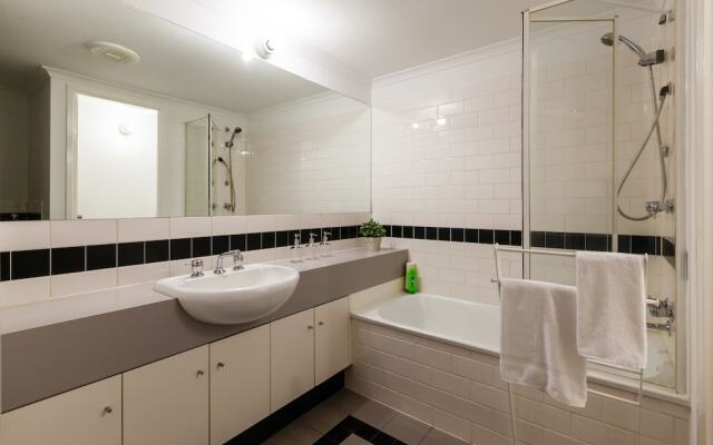 DAWN, 2BDR Carlton Apartment