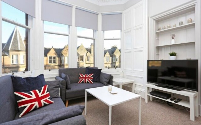 Homely & Spacious 4-bedroom Apartment by the Meadows