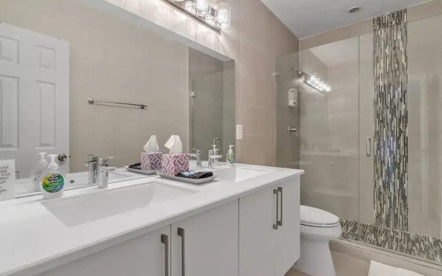 Lakeridge House- 4 Bedrooms/3 Bathroom Home by RedAwning