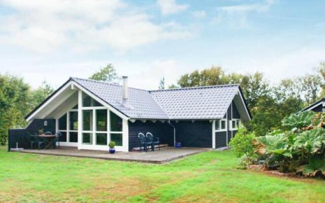 Three-Bedroom Holiday home in Tarm 5