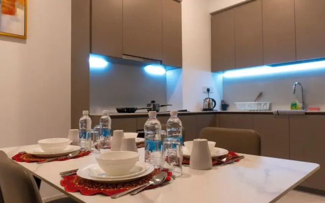Moonway Luxury Suites At Eaton Residence