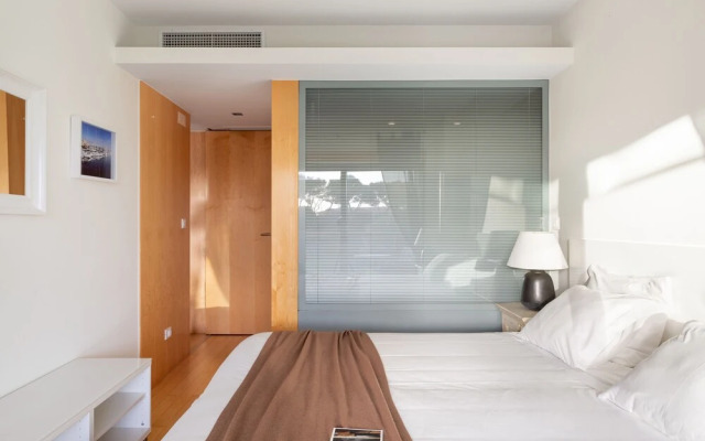 ALTIDO Superb Apt w/Terrace Pool & Spa in Cascais