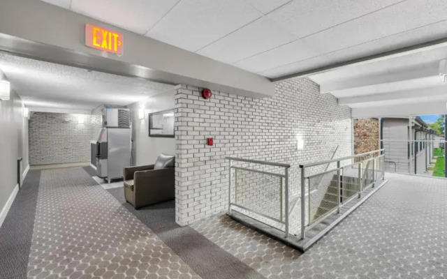 Eastlake Suites Hotel & Conference Center By OYO Urbana