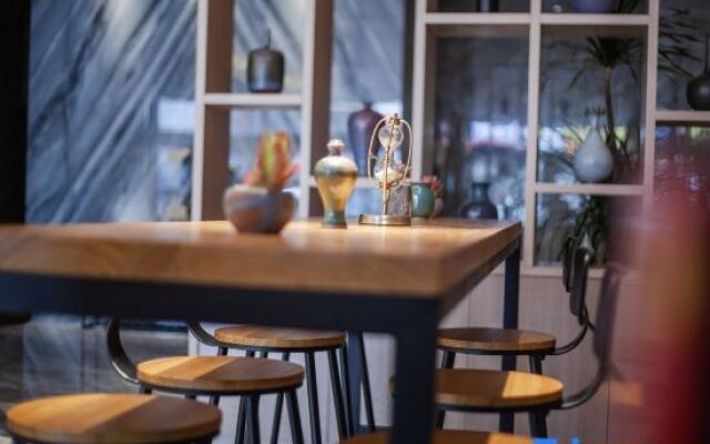 Yihai Hotel (Zhengzhou South China City Longhu Jinyi City Shopping Center Branch)