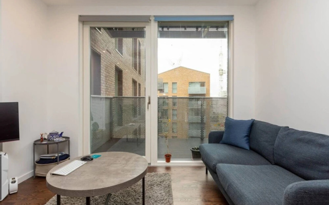 Modern 1 Bedroom Apartment With Balcony in Surrey Quays