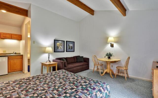 Cedarbrook Queen Studio 207