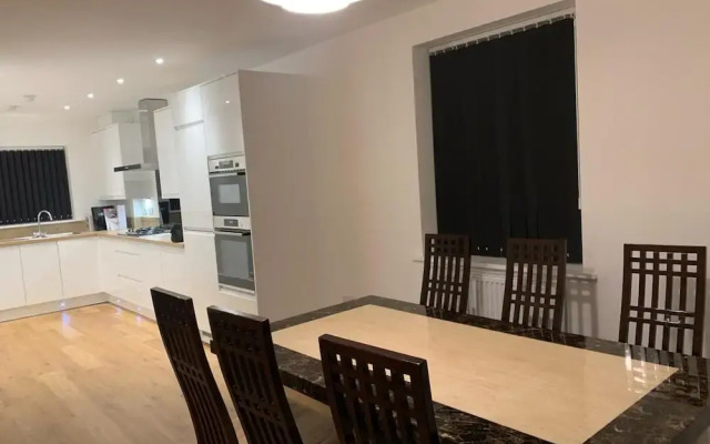 Brand New Entire 4 Bed House/multiple Parking