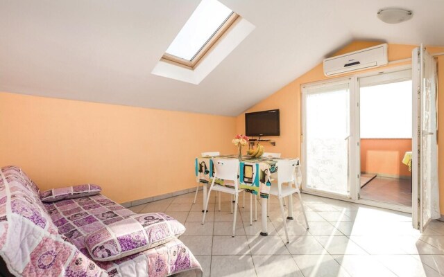 Amazing Apartment in Povljana With 2 Bedrooms, Jacuzzi and Wifi
