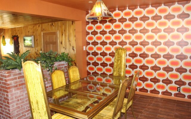 Hicksville Pines Chalets & Motel