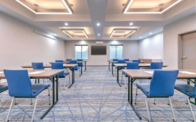 Holiday Inn Express Hotel & Suites Winnie by IHG