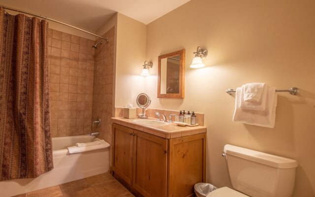 Comfortable 1 Bedroom Slopeside Condo - No Cleaning Fee! by RedAwning