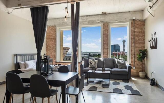 Downtown Dallas Gorgeous 3 BD, Pool & Gym