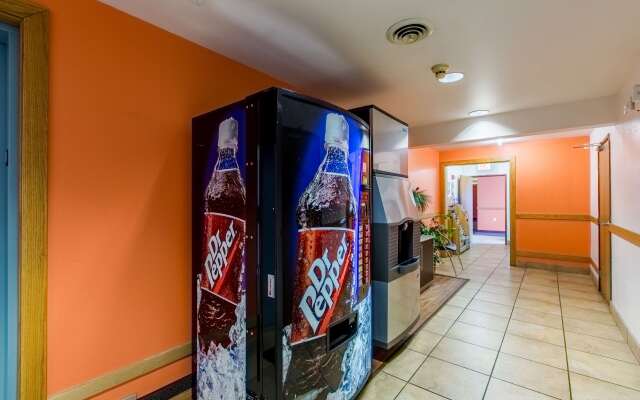 Motel 6 Baraboo, WI - Lake Delton
