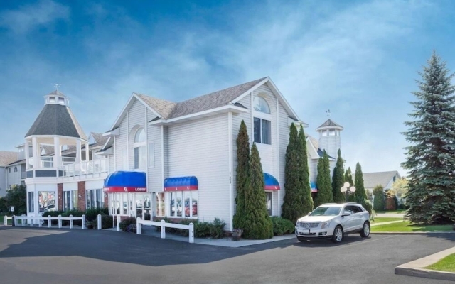 Breakers Beachfront Hotel Mackinac