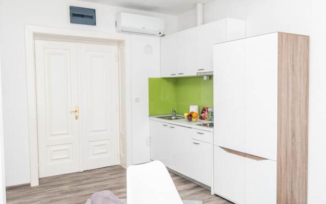 Modern Newly Refurbished Studio Main Street