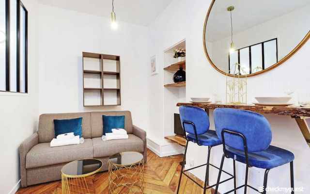 Chic Apartment in Paris for Couple