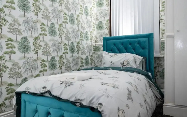 4-bedroom- Stoke-on-trent Sleeps 8- pet Friendly
