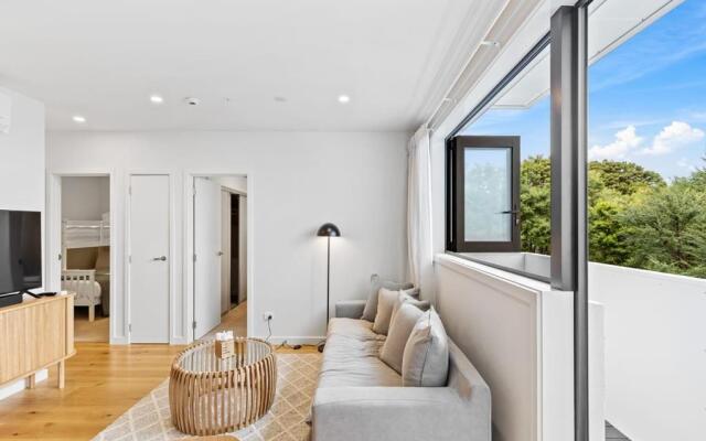 Convenient Modern 2-Bedroom Unit with Free Parking