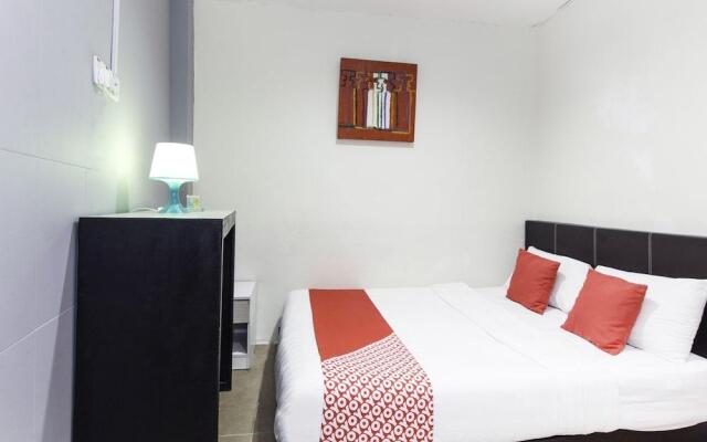 OYO 304 Zero Hour Hotel