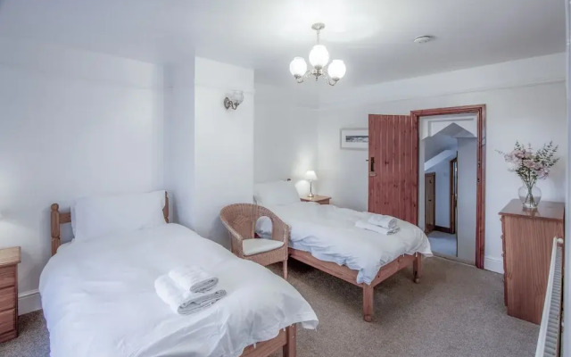 Stormy Castle - 6 Bedroom - Llangenith
