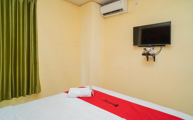 RedDoorz Plus Syariah near Pasar Turi