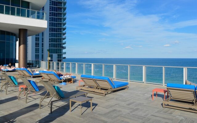 Perfect Beachfront Condo: Comfort & Luxury