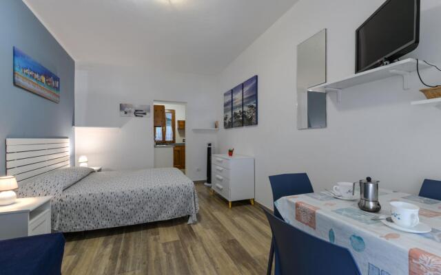 One-room apartment with sea view garden-Maia