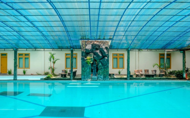 RedDoorz @ Savitri Hotel