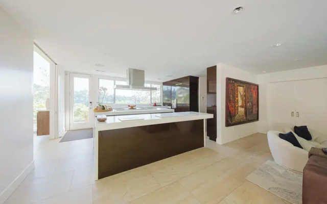 Zen Estate - Luxurious 5BR Beverly Hills Sanctuary With Pool & Canyon Views
