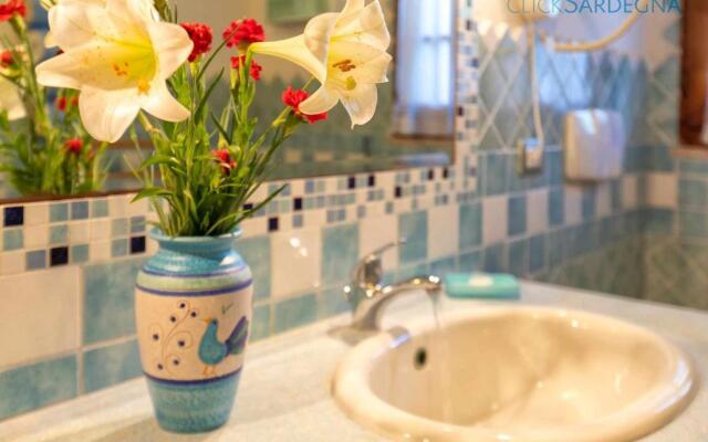 Alghero, Villa Josephine With Spectacular Swimming Pool, for 8 Guests