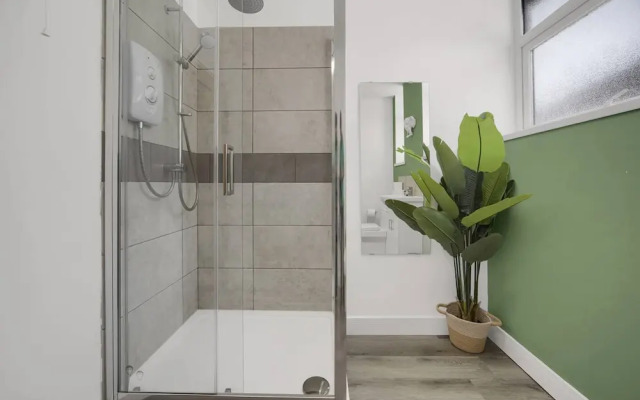 Stylish Modern Apartment - Free Parking - W