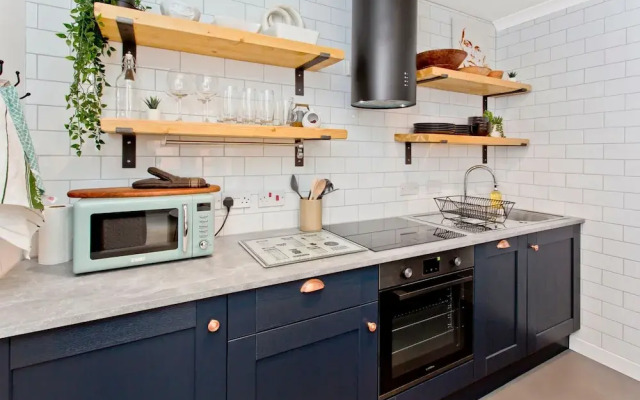 Arty 2 Bedroom Flat By Leith Shore