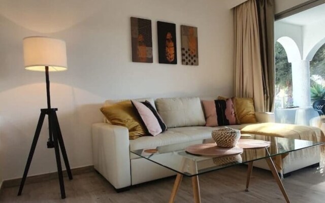 Modern Studio Apartment, Sea and Garden Views