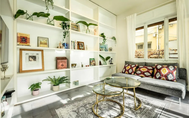 Serene Retreat with Lush Garden by Sea N Rent