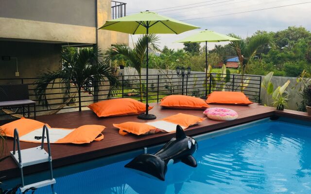 Villa Rajapruek Entire 3 villa with pool near Airport and City Center